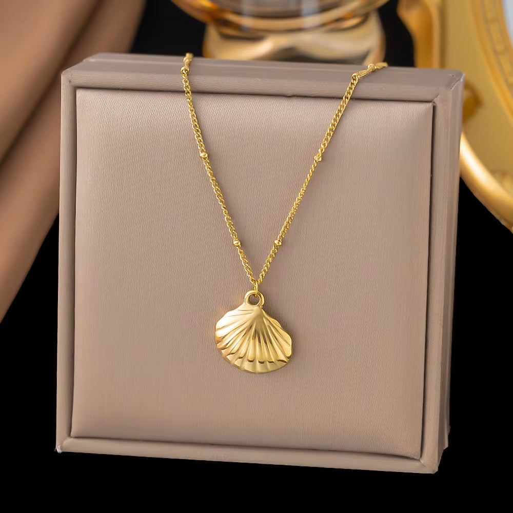 Women Shell Necklace 14K Gold Plated Stainless Steel Layered Starfish Conch Seashell Pearl Charm Necklace Summer Beach Jewelry